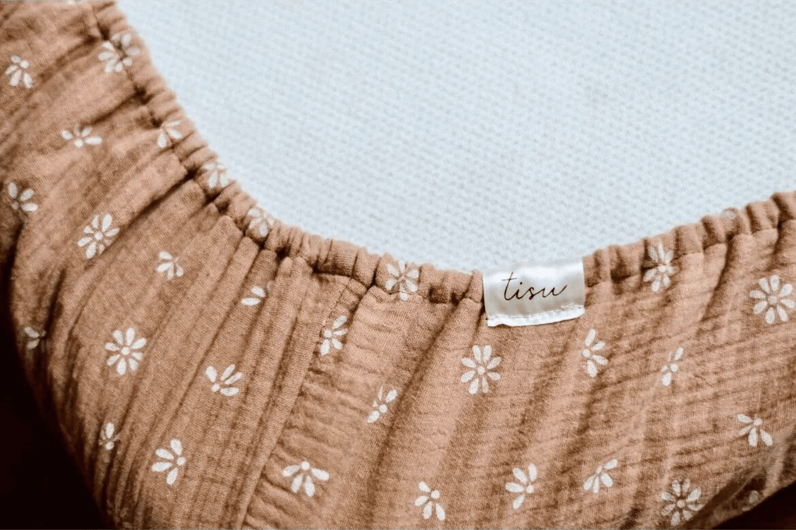 TISU crib sheet, Caramel Daisy - TISU Baby
