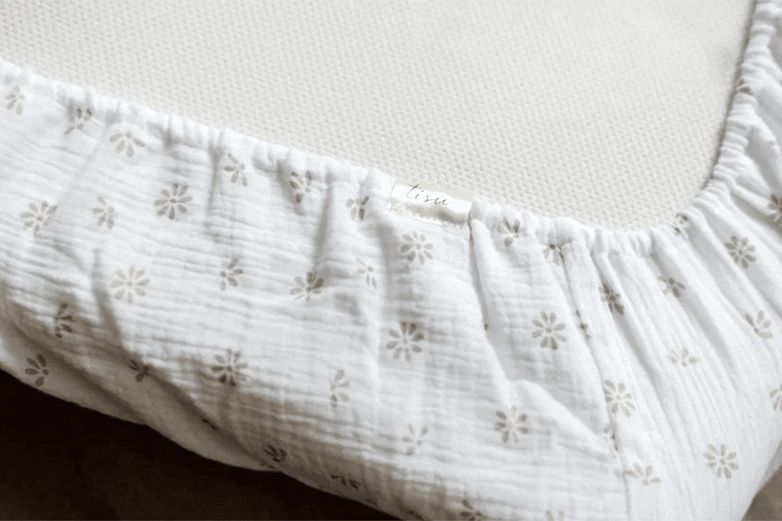 TISU crib sheet, Cream Daisy - TISU Baby