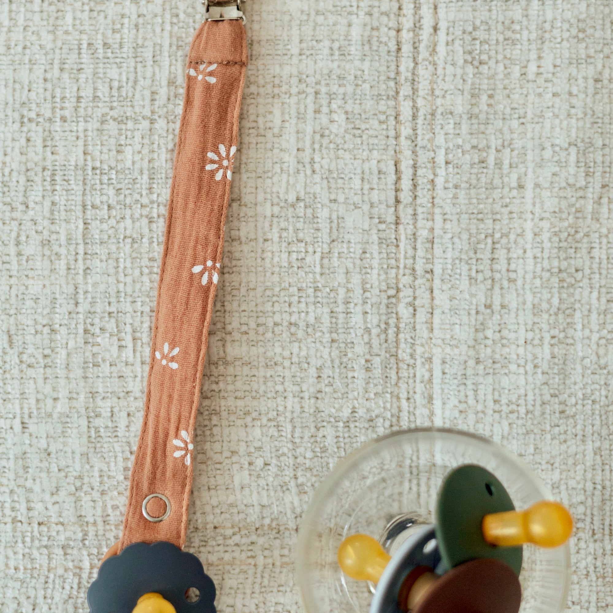 TISU pacifier clip, Daisy collection