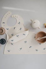 Lade das Bild in den Galerie-Viewer, Mushie silicone baby bib, Whales
