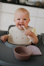 Lade das Bild in den Galerie-Viewer, Mushie silicone baby bib, Cherries
