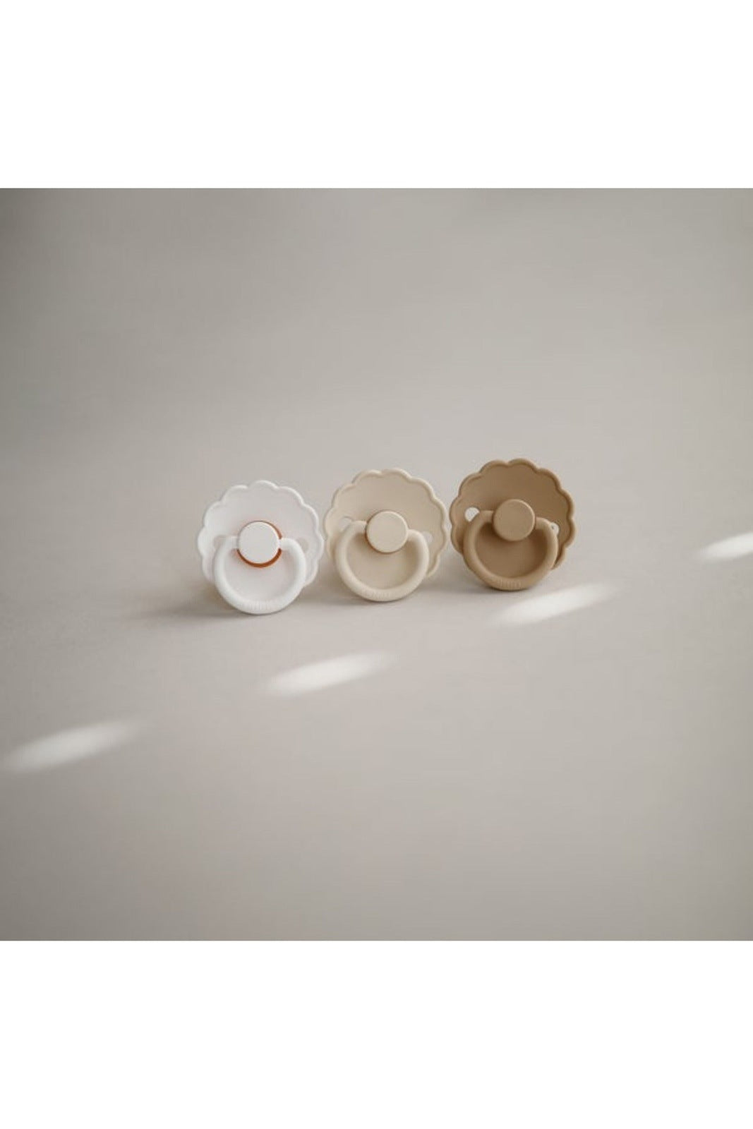 FRIGG Daisy pacifier, Sandstone – TISU Baby