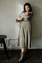Lade das Bild in den Galerie-Viewer, TISU maternity dress, Pale Taupe
