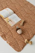 Lade das Bild in den Galerie-Viewer, TISU baby playmat, Caramel Daisy
