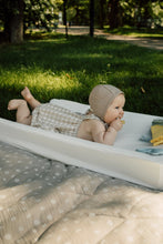 Lade das Bild in den Galerie-Viewer, TISU baby playmat, Beige Daisy
